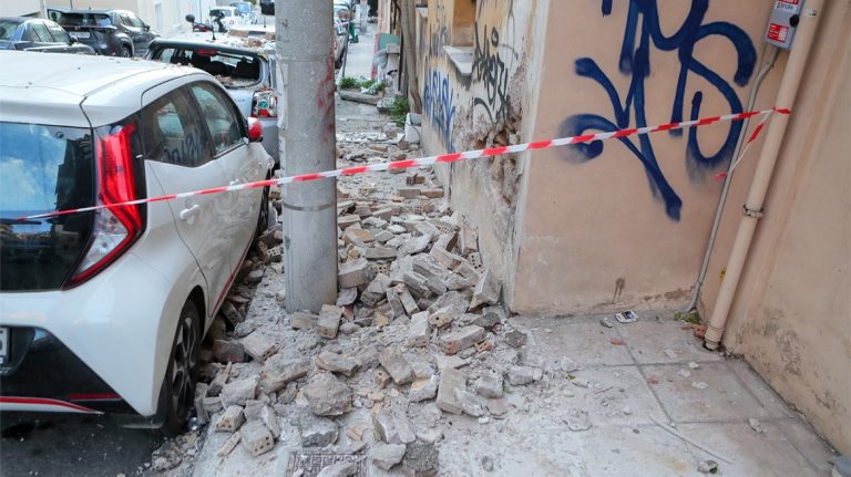 Νέος Κόσμος: Μπαλκόνι κατέρρευσε πάνω σε σταθμευμένα αυτοκίνητα