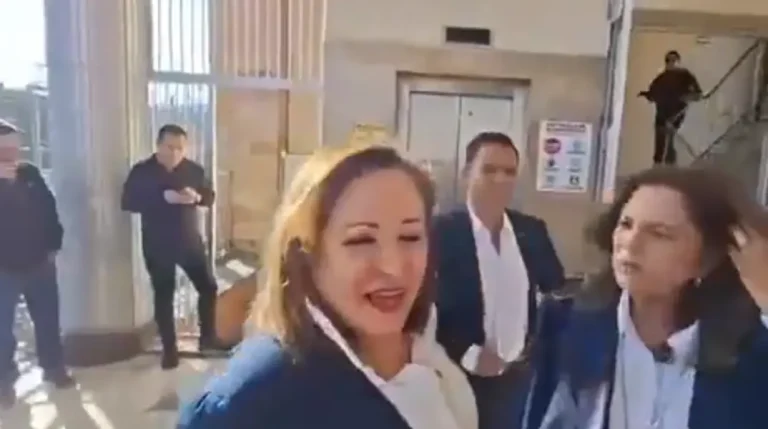 Σοκαριστικό βίντεο από τη στιγμή που βουλεύτρια στην Ονδούρα δέχεται εκρηκτικό μηχανισμό στο κεφάλι