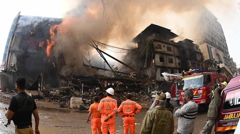 Πυρκαγιά σε εμπορικό κέντρο στο Καράτσι: Στους 21 οι νεκροί (βίντεο)