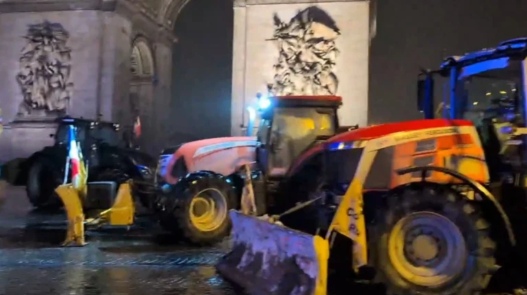 Παρίσι: Τα τρακτέρ των αγροτών έφθασαν στον Πύργο του Άιφελ – Δείτε βίντεο