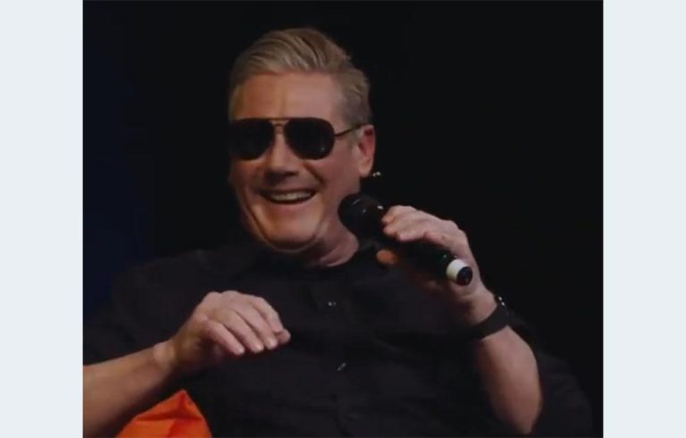 Βίντεο: Ο Στάρμερ τρολάρει τον Μακρόν για την εμφάνιση α λα «Top Gun» στο Νταβός