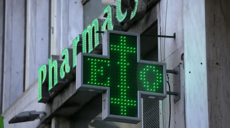 Σταυρός φαρμακείου έπεσε πάνω σε γυναίκα στην Πατησίων – Μεταφέρθηκε στο νοσοκομείο