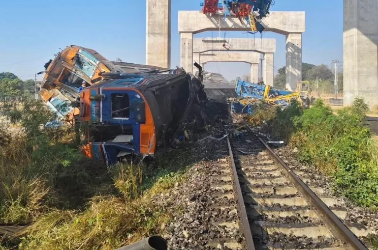 Ταϊλάνδη: Γερανός κατέρρευσε πάνω σε τρένο – Τουλάχιστον 22 νεκροί