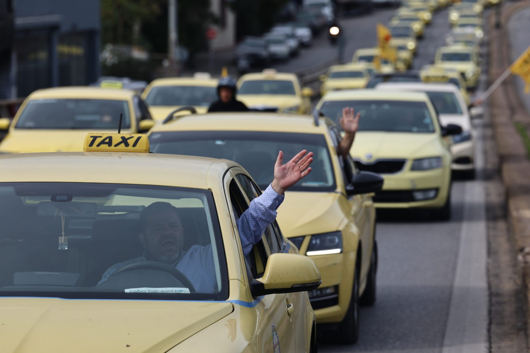 Χειρόφρενο τραβούν τα ταξί από την Τρίτη – 48ωρη απεργία προκήρυξε ο ΣΑΤΑ