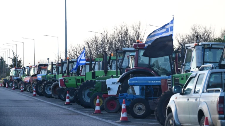 Παραμένουν στα μπλόκα οι αγρότες – Ανοιχτοί οι δρόμοι σε όλη τη χώρα