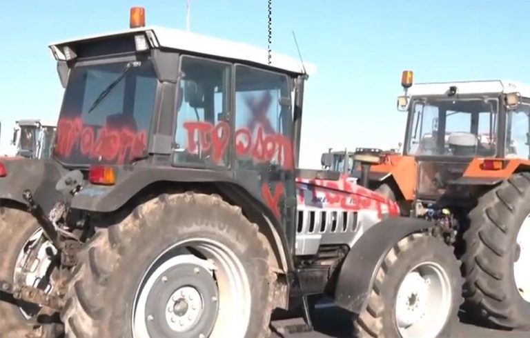 Επίθεση στο Μπλόκο Νίκαιας: Κατέστρεψαν τρακτέρ αγροτών που συναντήθηκαν με τον Μητσοτάκη