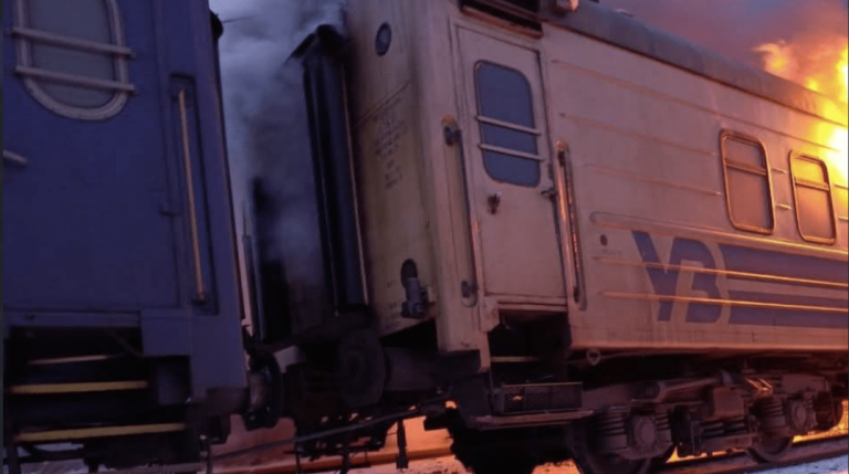 Ρωσικά drones έπληξαν επιβατικό τρένο στο Χάρκοβο