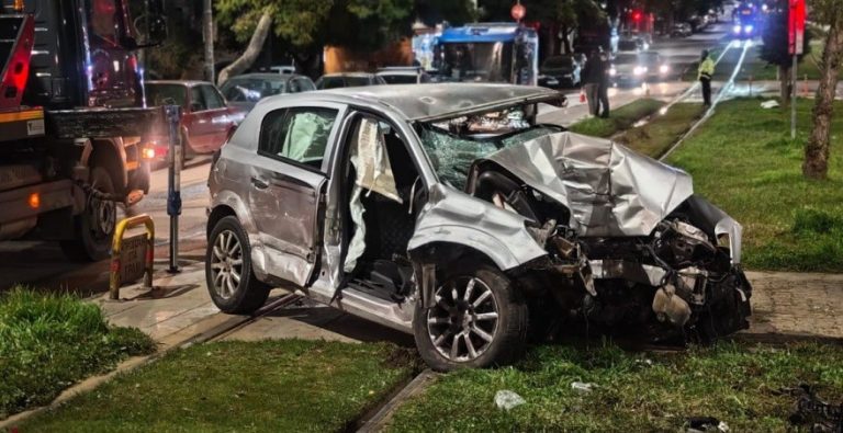 Νέα Σμύρνη: Τροχαίο με δύο τραυματίες πάνω στη γραμμή του τραμ