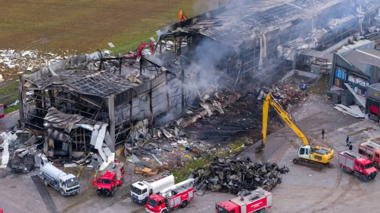Τραγωδία στα Τρίκαλα: Διαρροή αερίου και έκρηξη στους φούρνους δείχνουν τα πρώτα ευρήματα στο εργοστάσιο Βιολάντα