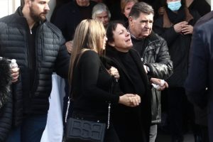 Βιολάντα: Θρήνος στην κηδεία της 44χρονης Ελένης – Συντετριμμένη η οικογένειά της