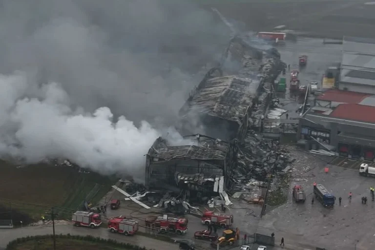 Πάνω από 1.000 βαθμοί Κελσίου στο εργοστάσιο «Βιολάντα» εξαιτίας της φωτιάς