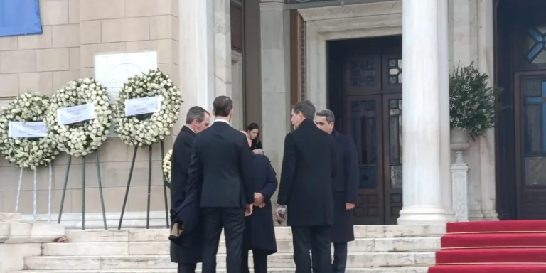 Live το τελευταίο αντίο στην πριγκίπισσα Ειρήνη – Δείτε φωτογραφίες και βίντεο