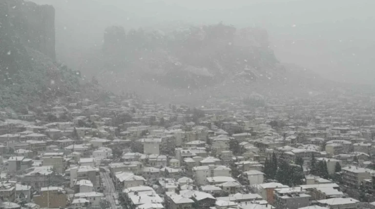 Στα λευκά ντύθηκε η Καλαμπάκα – Εντυπωσιακές εικόνες από το χιονισμένο τοπίο