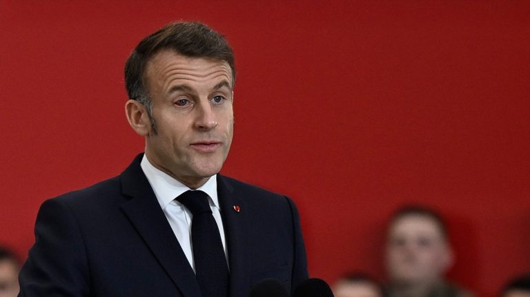 Μακρόν: Με κόκκινο μάτι στην επιθεώρηση του στρατεύματος