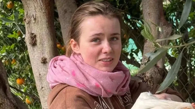 Λόρα: «Είχε υπογεγραμμένο χαρτί από την μαμά της» λέει συνεπιβάτης της στο αεροπλάνο