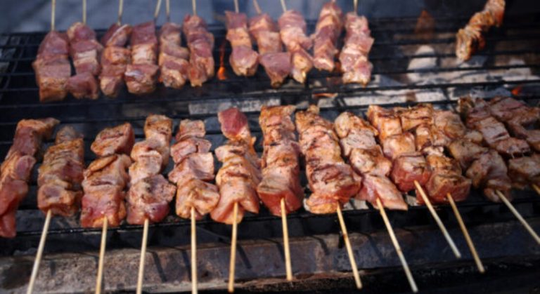 Τσικνοπέμπτη: Εκτοξεύτηκαν οι τιμές στα κρέατα – Πάνω από 20% πιο ακριβό το φετινό τραπέζι