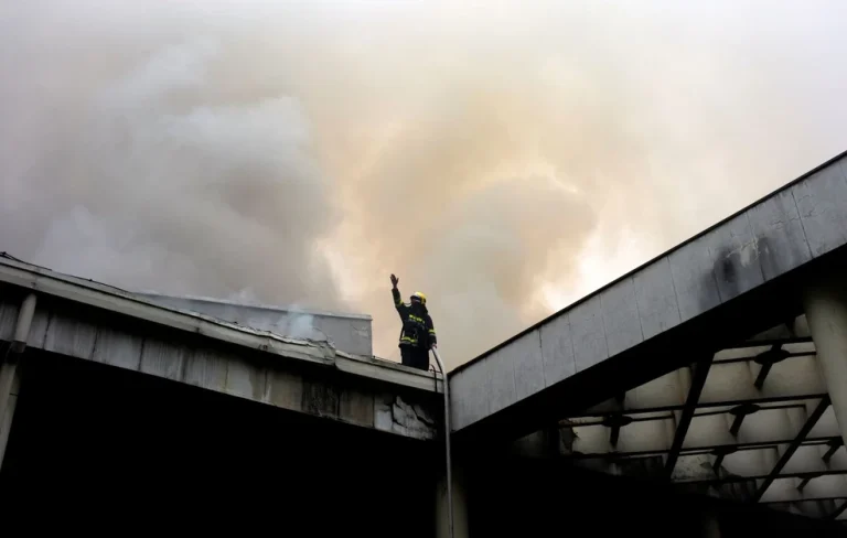 Πυρκαγιά κατέστρεψε το θέατρο Σανατζάρο της Νάπολης – Δείτε βίντεο