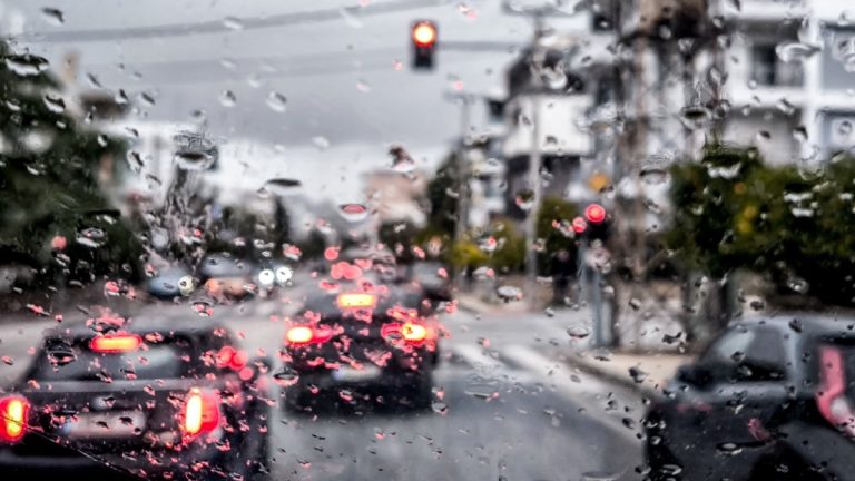 Καιρός σήμερα: Βροχές, καταιγίδες και μικρή άνοδος της θερμοκρασίας