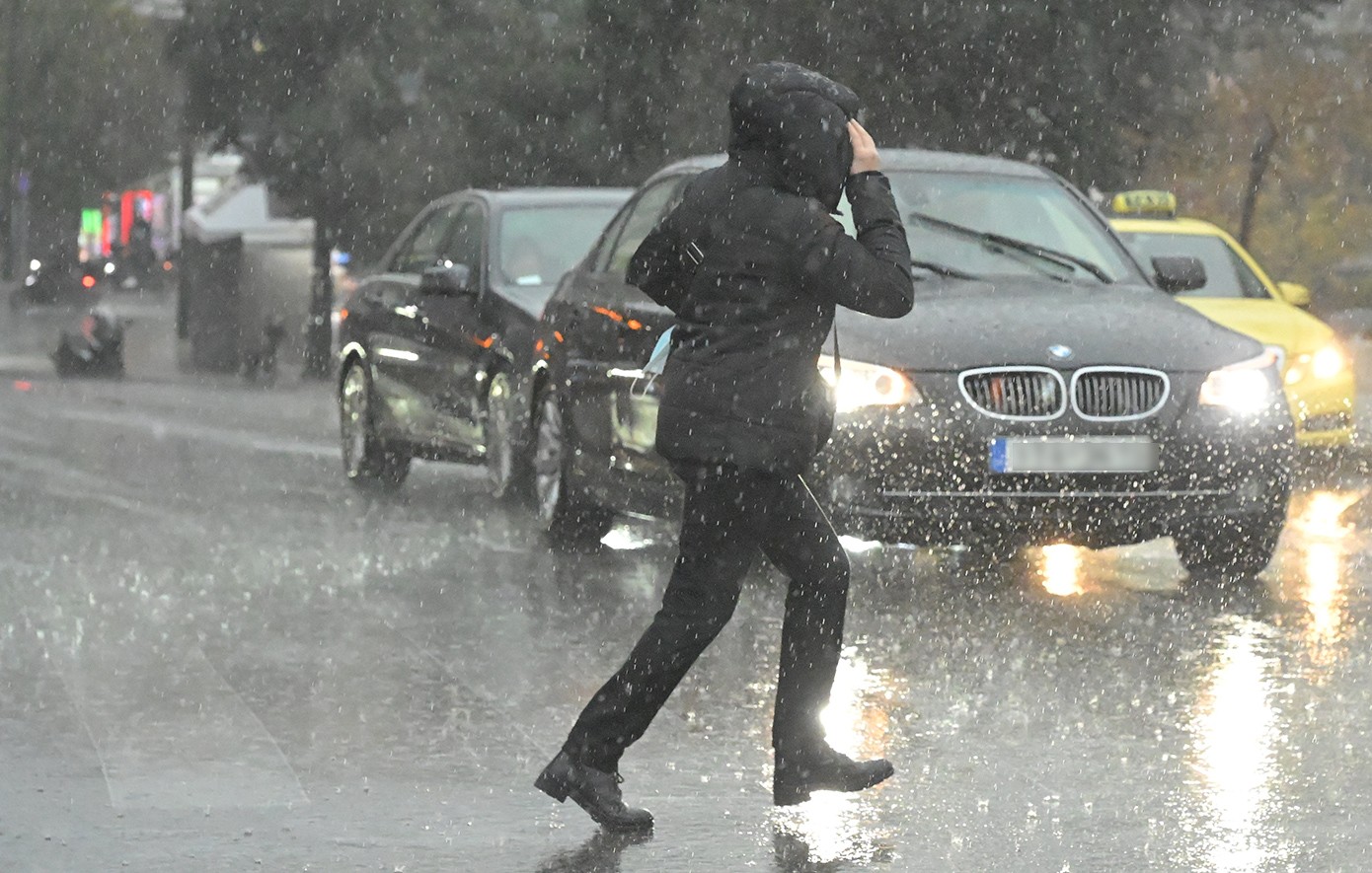 Καιρός: Νεφώσεις, τοπικές βροχές και σκόνη σήμερα