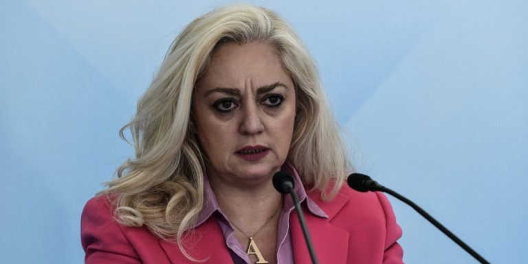 Απάντηση Στρατηνάκη: «Καμία αρμοδιότητα στη διαχείριση κονδυλίων κατάρτισης από το 2021»