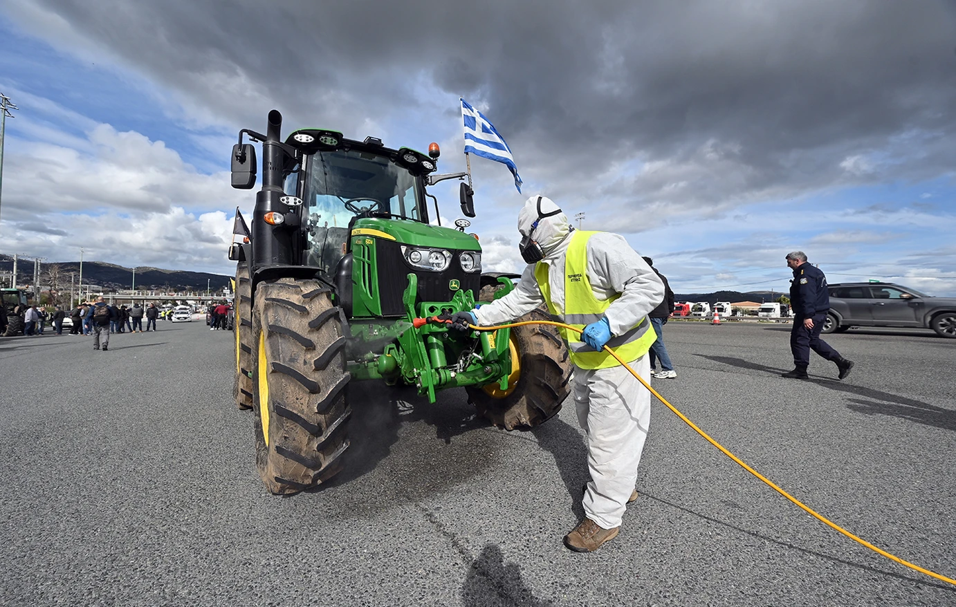 Προληπτική απολύμανση τρακτέρ στα διόδια Αφιδνών λόγω ευλογιάς (φωτογραφίες)
