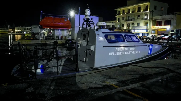 Τραγωδία στη Χίο με ανέλκυση του μοιραίου σκάφους που μετέφερε μετανάστες