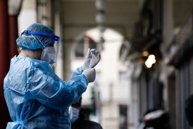 ΕΟΔΥ: Επτά θάνατοι από COVID-19 και 9 από γρίπη την τελευταία εβδομάδα 