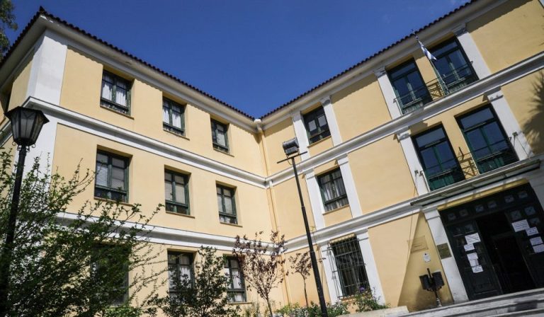 Συναγερμός στην Ευελπίδων: Κρατούμενος απέδρασε από τα δικαστήρια