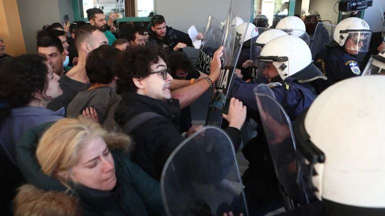 Άγρια επεισόδια στο νοσοκομείο Νίκαιας – Γεωργιάδης: «Κινδύνευσε η σωματική μου ακεραιότητα»