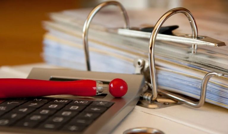 Φορολογικές δηλώσεις: Ποιοι εργαζόμενοι με «μπλοκάκι» γλυτώνουν τον τεκμαρτό φόρο