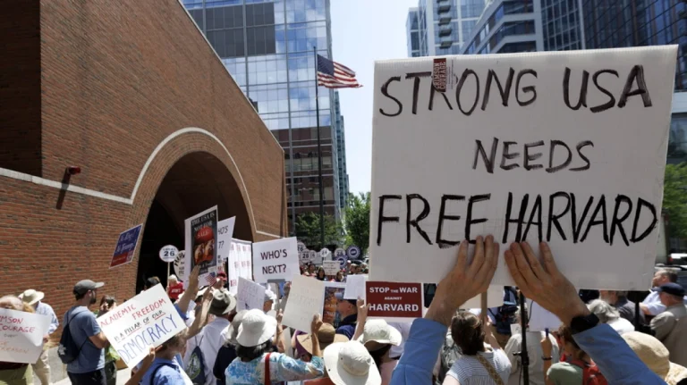 Μήνυση Τραμπ κατά του Χάρβαρντ