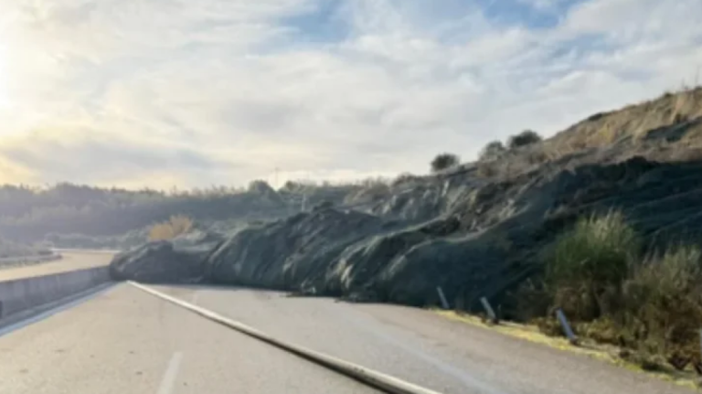 Κατολίσθηση στην Ιόνια Οδό: Κλειστό το τμήμα από Άρτα μέχρι Αμφιλοχία