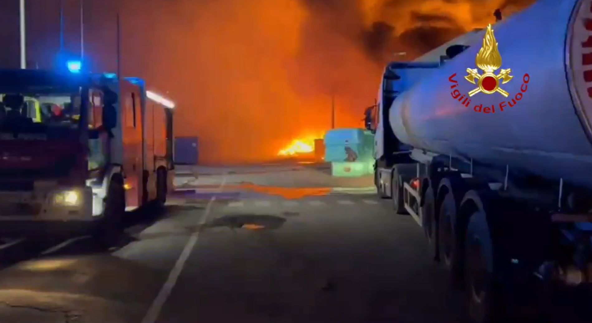 Μεγάλη πυρκαγιά σε μονάδα πλαστικών στη Σικελία