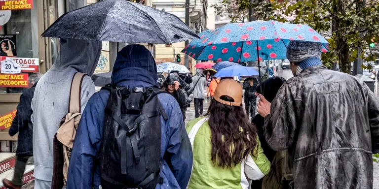 Καιρός σήμερα: Μικρή βελτίωση, αλλά με τοπικές βροχές