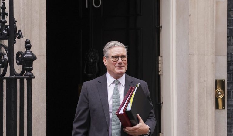 Βρετανία: Ο Κιρ Στάρμερ ζητάει συγγνώμη από τα θύματα του Έπσταϊν λόγω Μάντελσον