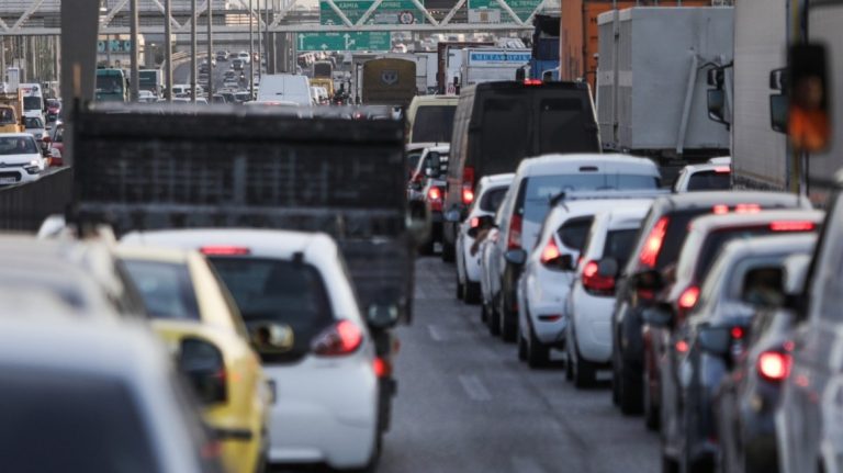 Κίνηση στους δρόμους: Ουρές χιλιομέτρων και στα δύο ρεύματα του Κηφισού