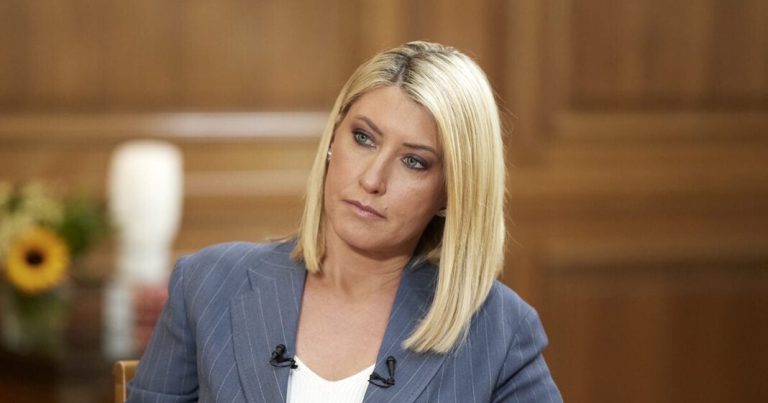 Σία Κοσιώνη: Η τρυφερή οικογενειακή φωτογραφία στο σπίτι και η εξομολόγηση για τη νοσηλεία της: «Μακάρι να είχα κάνει το εμβόλιο»