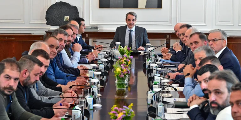 Συνάντηση Μητσοτάκη με κτηνοτρόφους