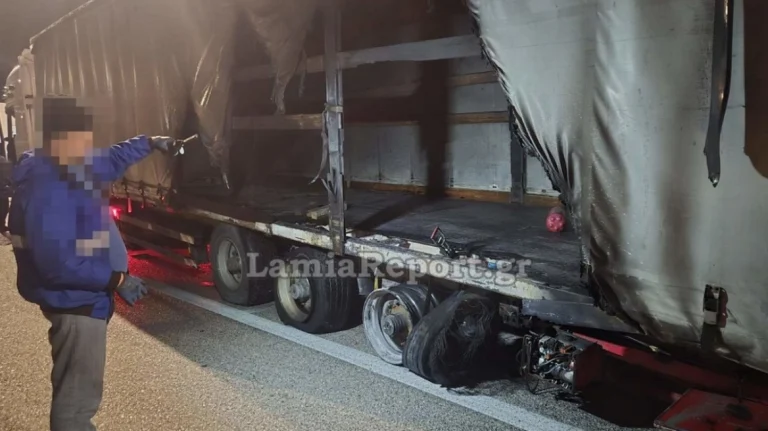 Νταλίκα έπιασε φωτιά εν κινήσει στην Εθνική Οδό – Δείτε φωτογραφίες