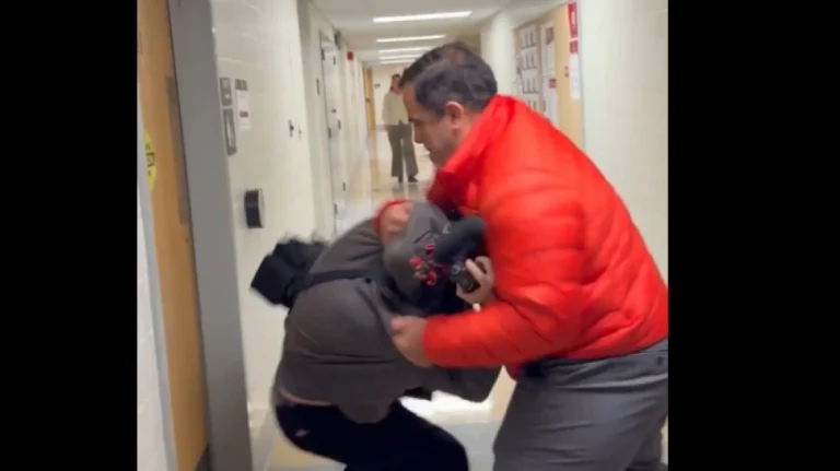 Σοκαριστικό βίντεο: Καθηγητής στο Οχάιο αρπάζει και πετά στο έδαφος δημοσιογράφο