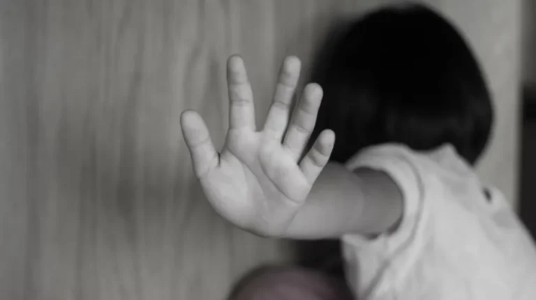 Σοκ στον Βόλο: Μητέρα κατηγορείται για εμπλοκή σε υπόθεση παιδικής πορνογραφίας