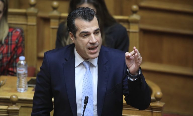 Ένταση στη Βουλή για την τραγωδία στη Χίο: «Εγκληματίες δολοφόνοι οι διακινητές» λέει ο Πλεύρης