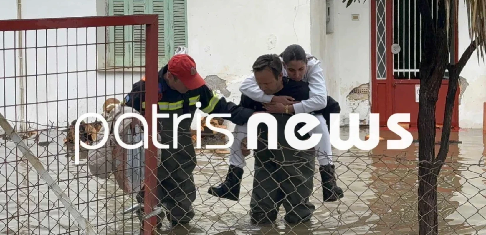 Πύργος: Πυροσβέστες μετέφεραν στα χέρια οικογένεια από πλημμυρισμένο σπίτι