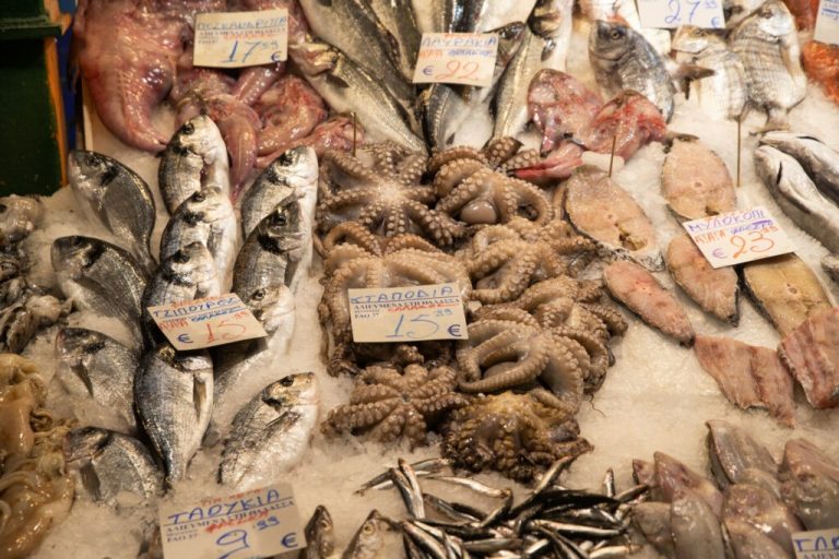 Τιμές φωτιά στα θαλασσινά για την Καθαρά Δευτέρα