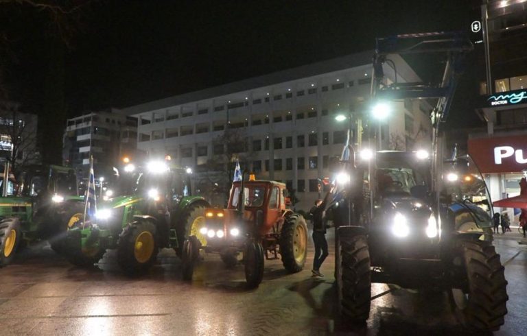 Στο κέντρο της Λάρισας με τα τρακτέρ έφτασαν οι αγρότες