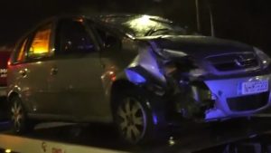 Σοβαρό τροχαίο στη Θεσσαλονίκη: ΙΧ «καρφώθηκε» σε φανάρι και αναποδογύρισε