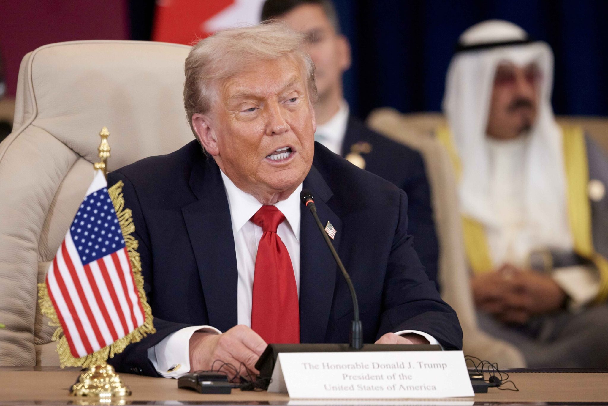 Με αντίποινα απειλεί ο Τραμπ την Ευρώπη αν δεν αγοράσει αμερικανικά όπλα