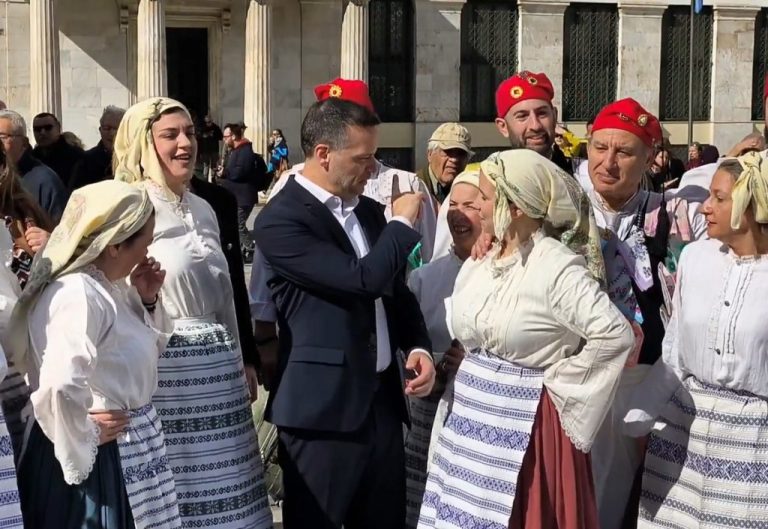 Τσικνοπέμπτη: οι δρόμοι της Αθήνας γέμισαν με χορό, τραγούδι