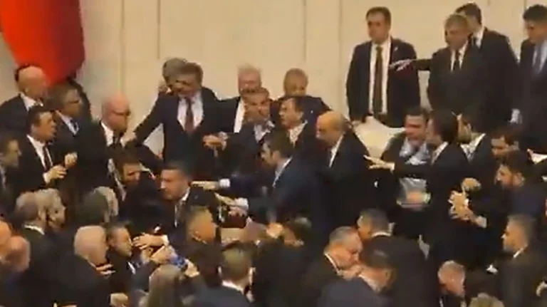 Άναψαν τα αίματα στην τουρκική βουλή – Δείτε βίντεο