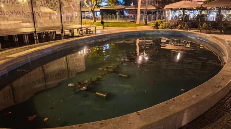 Καλλιθέα: Επί 40 λεπτά έκαναν ΚΑΡΠΑ στην 2χρονη που έπεσε στο συντριβάνι 